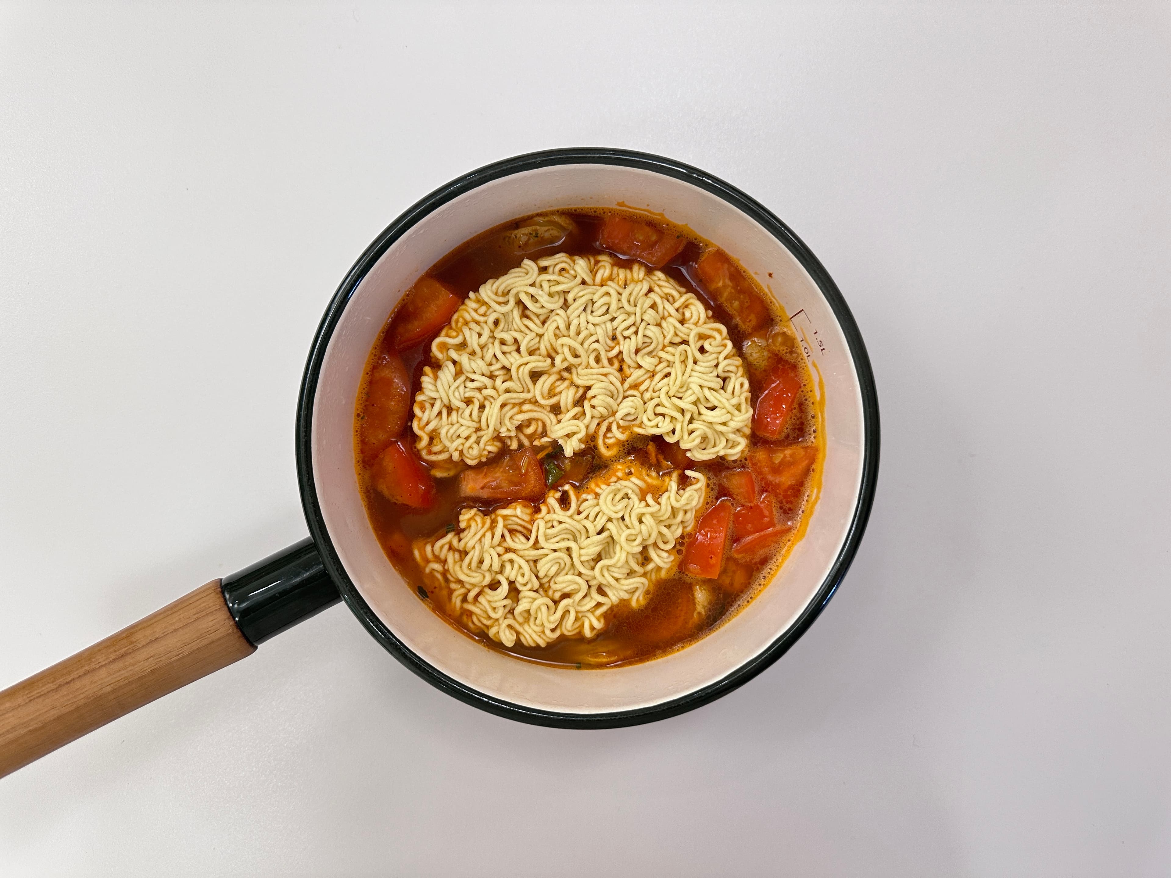 토마토 소시지 라면 4단계